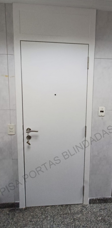 porta com bandeira superior